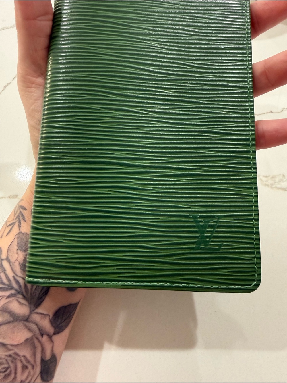 Authentic Louis Vuitton in leafy Green Epi Long Wallet. Like-new! - Picture 10 of 11